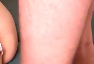 Stepdaughter Masturbates Her Stepdad amid Her Feet Until He Cums